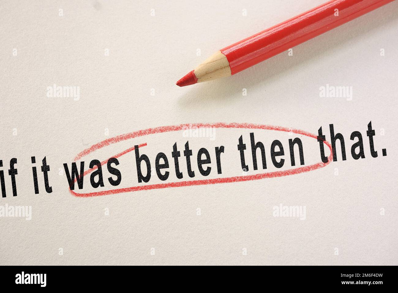 Grammatik- oder Rechtschreibfehler mit rotem Bleistift als Korrektur des Editors Stockfoto