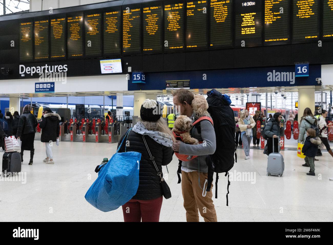 Pendler am Bahnhof Waterloo versuchen, sich durch die National Rail Strikes zu bewegen, die während der Weihnachtszeit in London, Großbritannien, stattfinden Stockfoto
