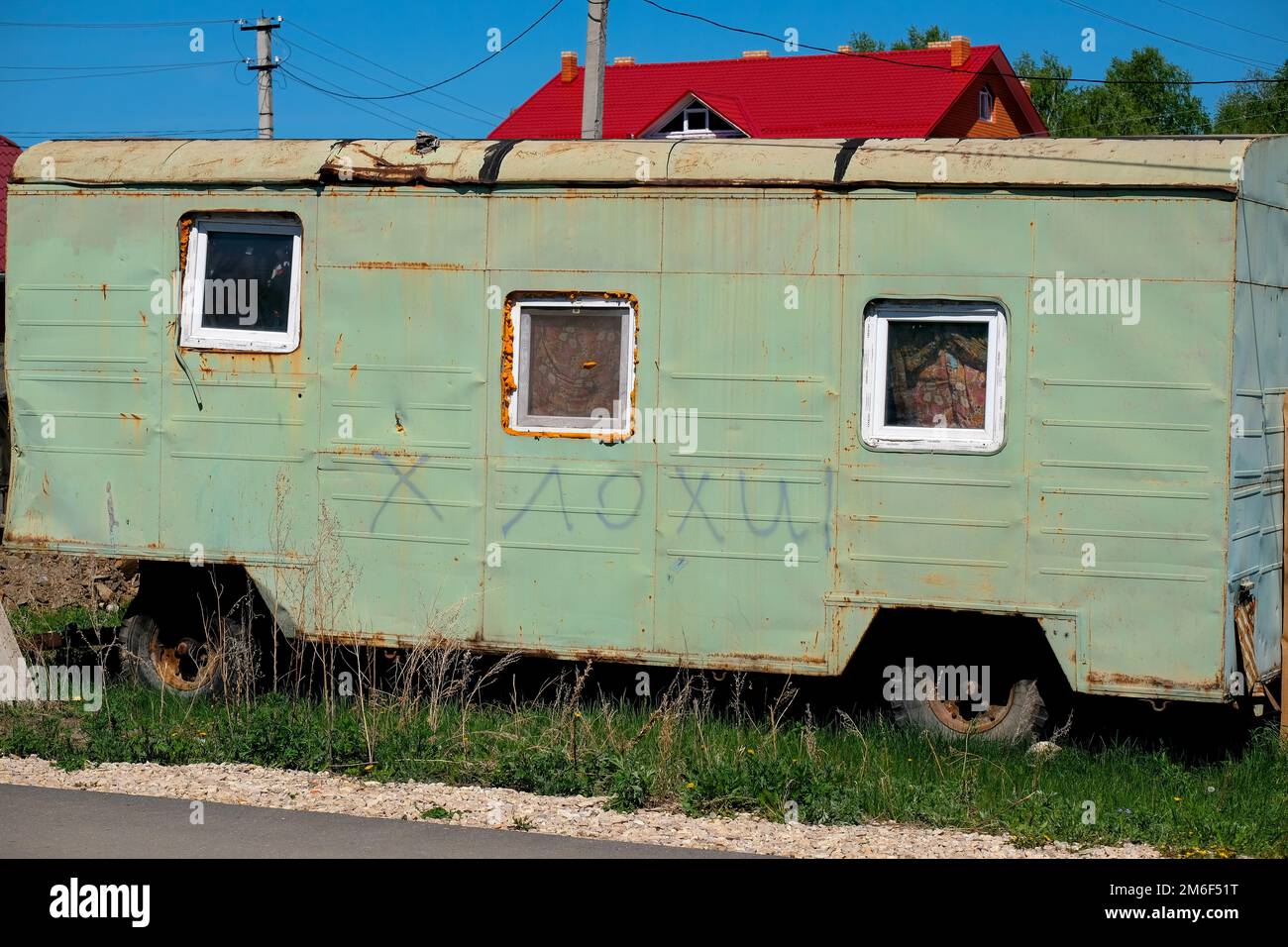Alter grüner Wohnwagen, angepasst für das Leben. Haus auf Rädern Stockfoto