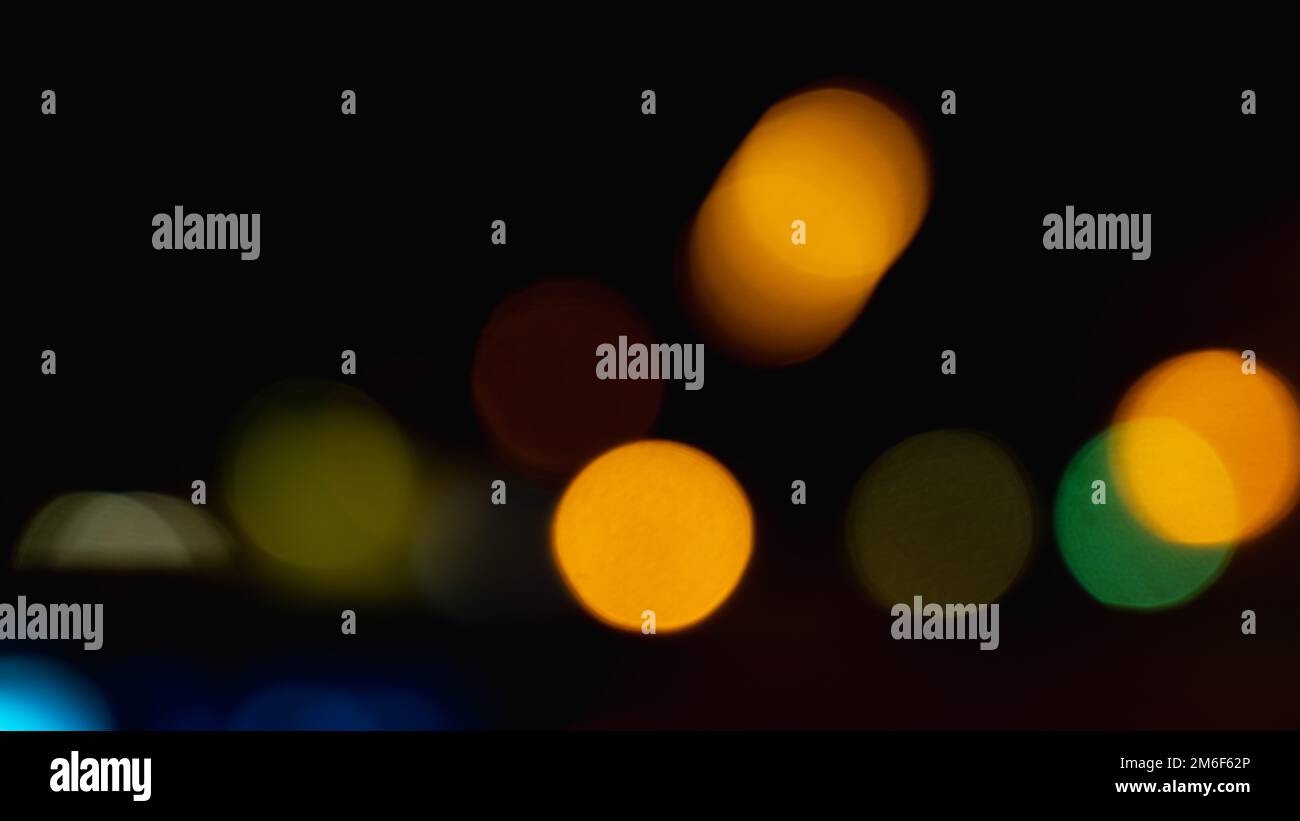 Wunderschöner bunter Bokeh-Hintergrund. Lichtermalerei mit langer Belichtung, kurvige Linien mit unterschiedlichem Farbhintergrund. Sanftes bunter Bokeh Stockfoto