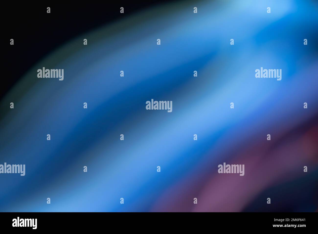 Wunderschöner bunter Bokeh-Hintergrund. Lichtermalerei mit langer Belichtung, kurvige Linien mit unterschiedlichem Farbhintergrund. Sanftes bunter Bokeh Stockfoto