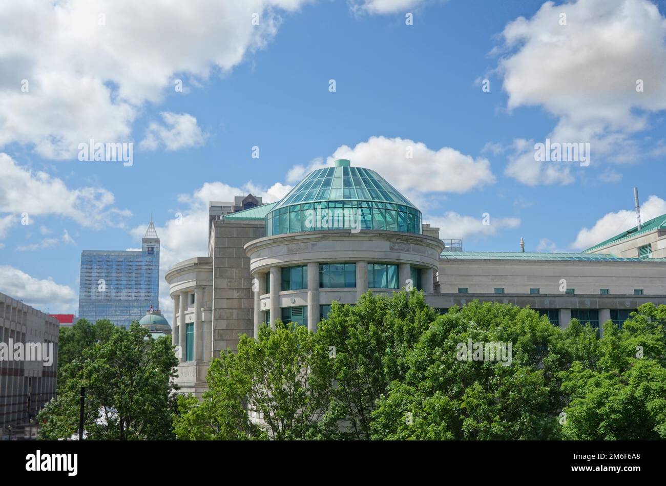 Die Skyline von Raleigh NC mit der Glaskuppel des Museum of Natural Sciences im Vordergrund Stockfoto