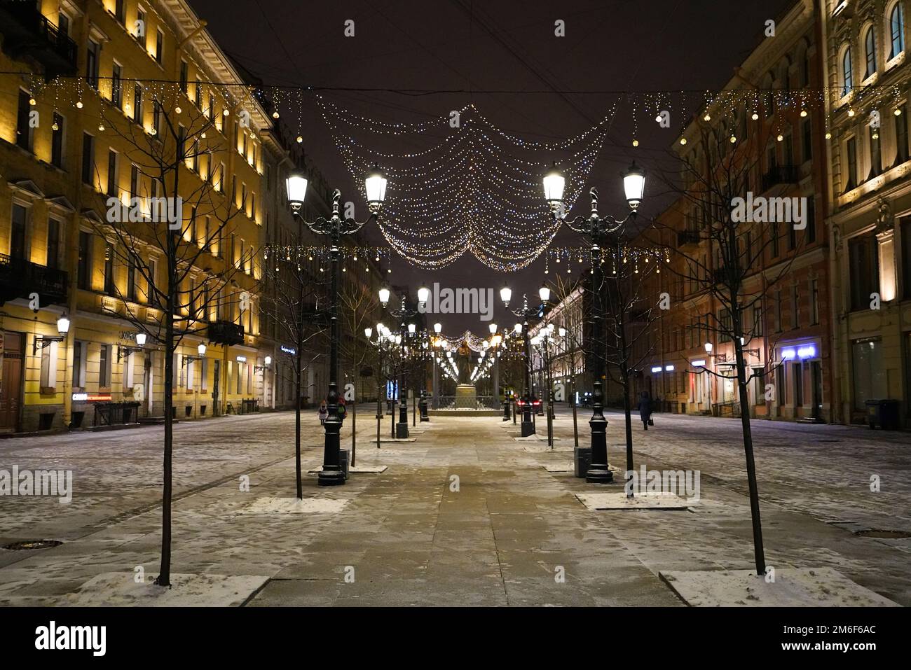 Im Winter verschneiter Morgen und Silvesterdekoration in den Hauptstraßen Stockfoto