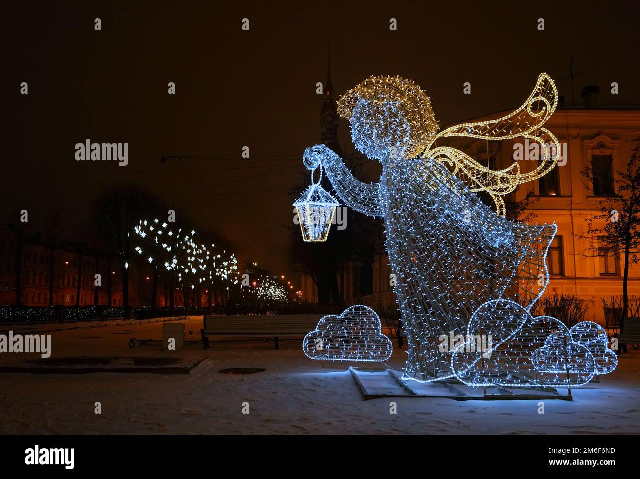 Im Winter verschneiter Morgen und Neujahrsdekoration im Stadtzentrum Stockfoto