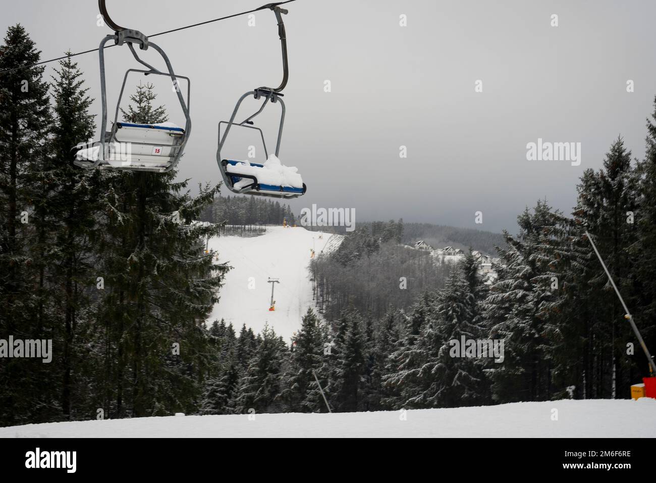 Eingeschnittener Sessellift auf einer Skipiste in Winterberg Stockfoto