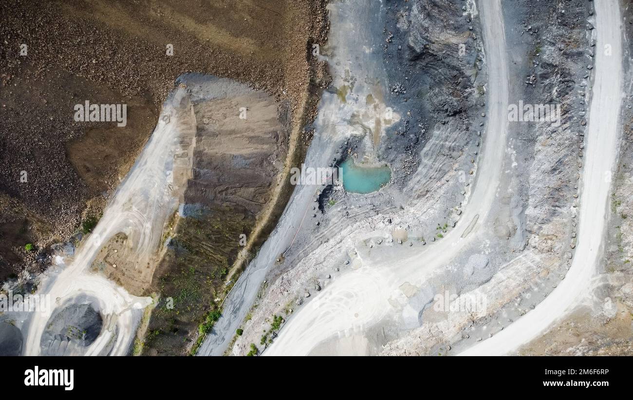 Steinbruch mit Wasserbecken – vertikale Dröhnenansicht von oben Stockfoto