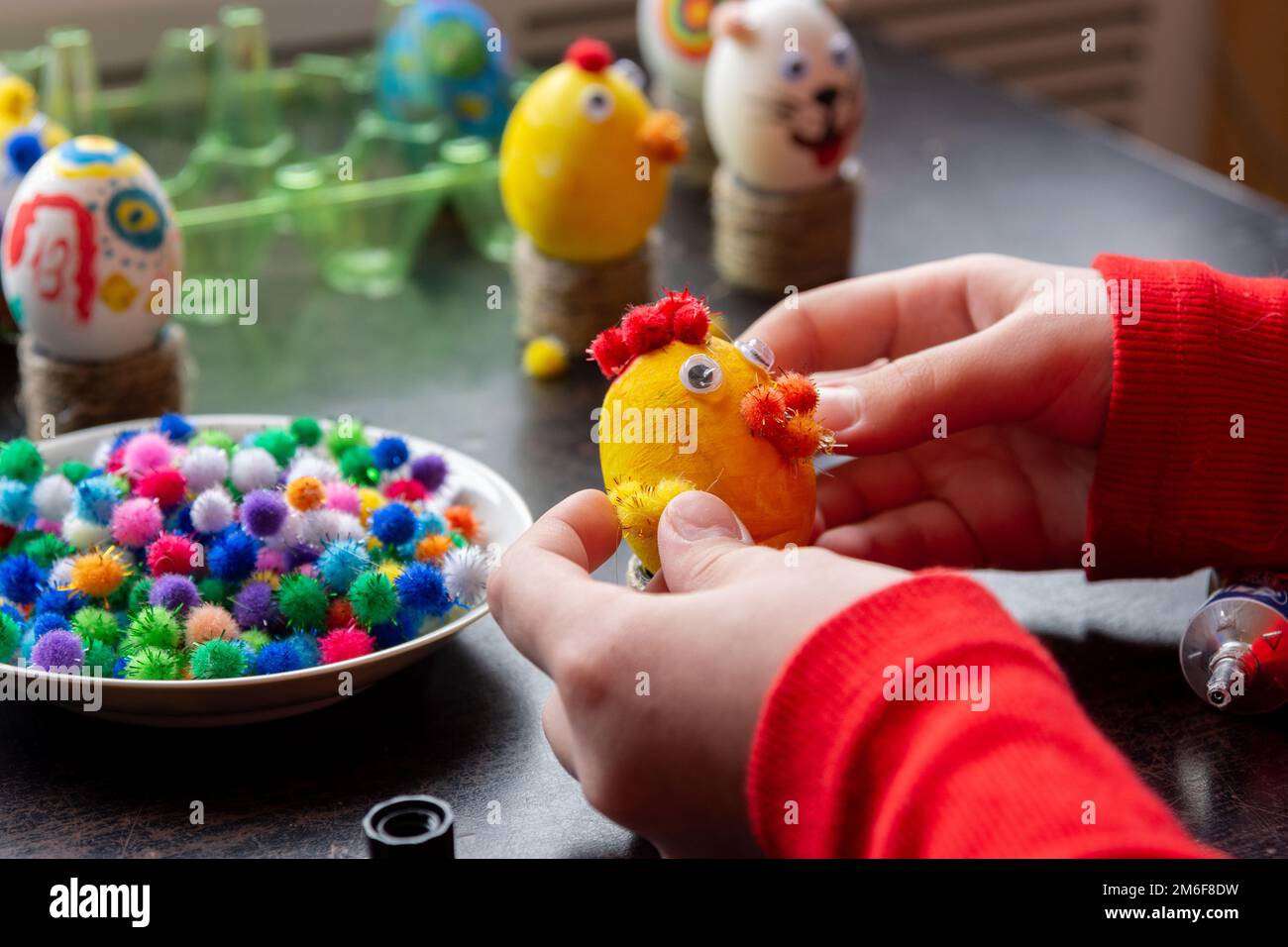 Ein Kind macht Geschenke mit eigenen Händen zu Ostern Stockfoto