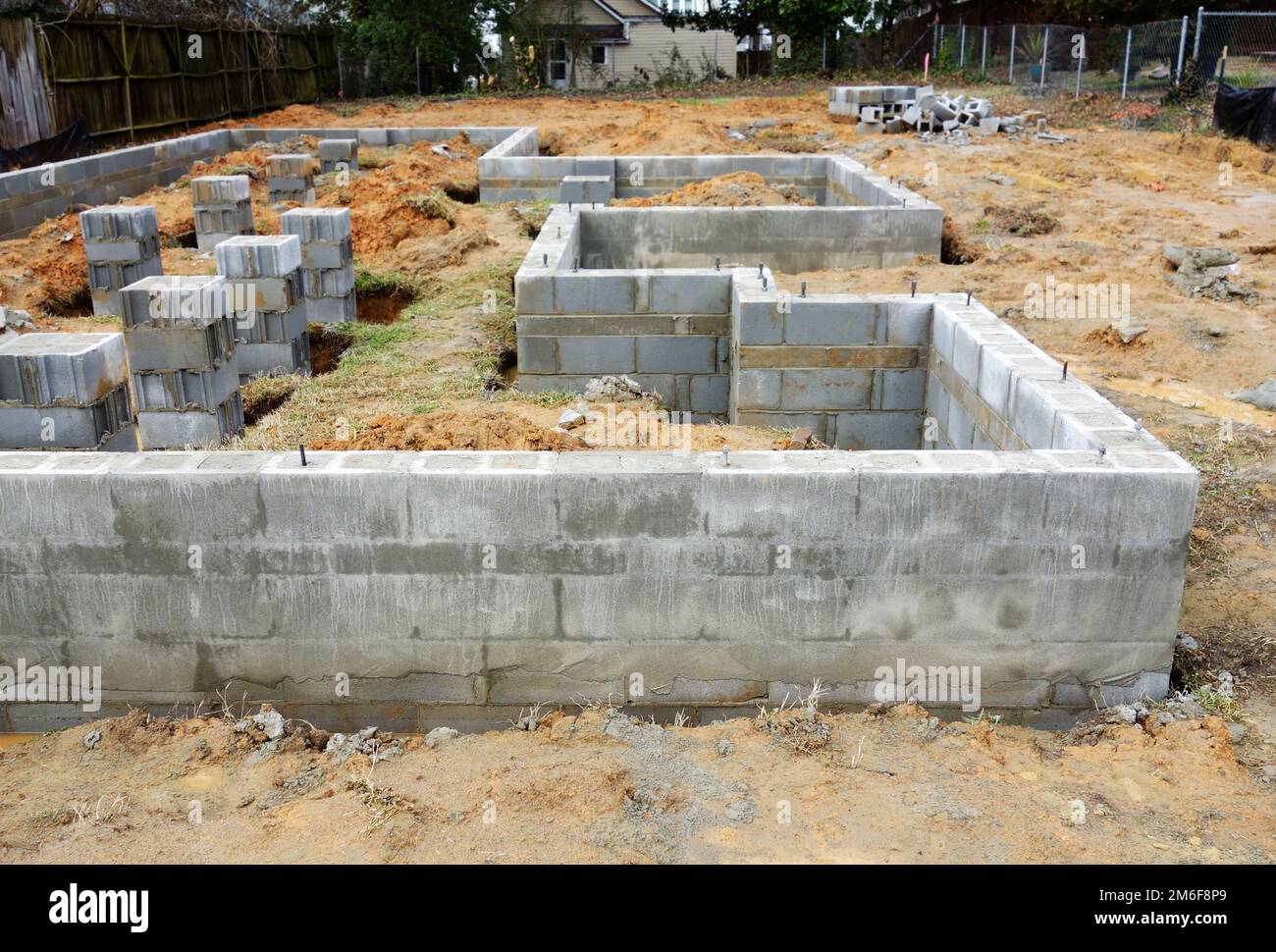 Betonblock-Fundament wird für den Neubau von Wohnungen gebaut Stockfoto