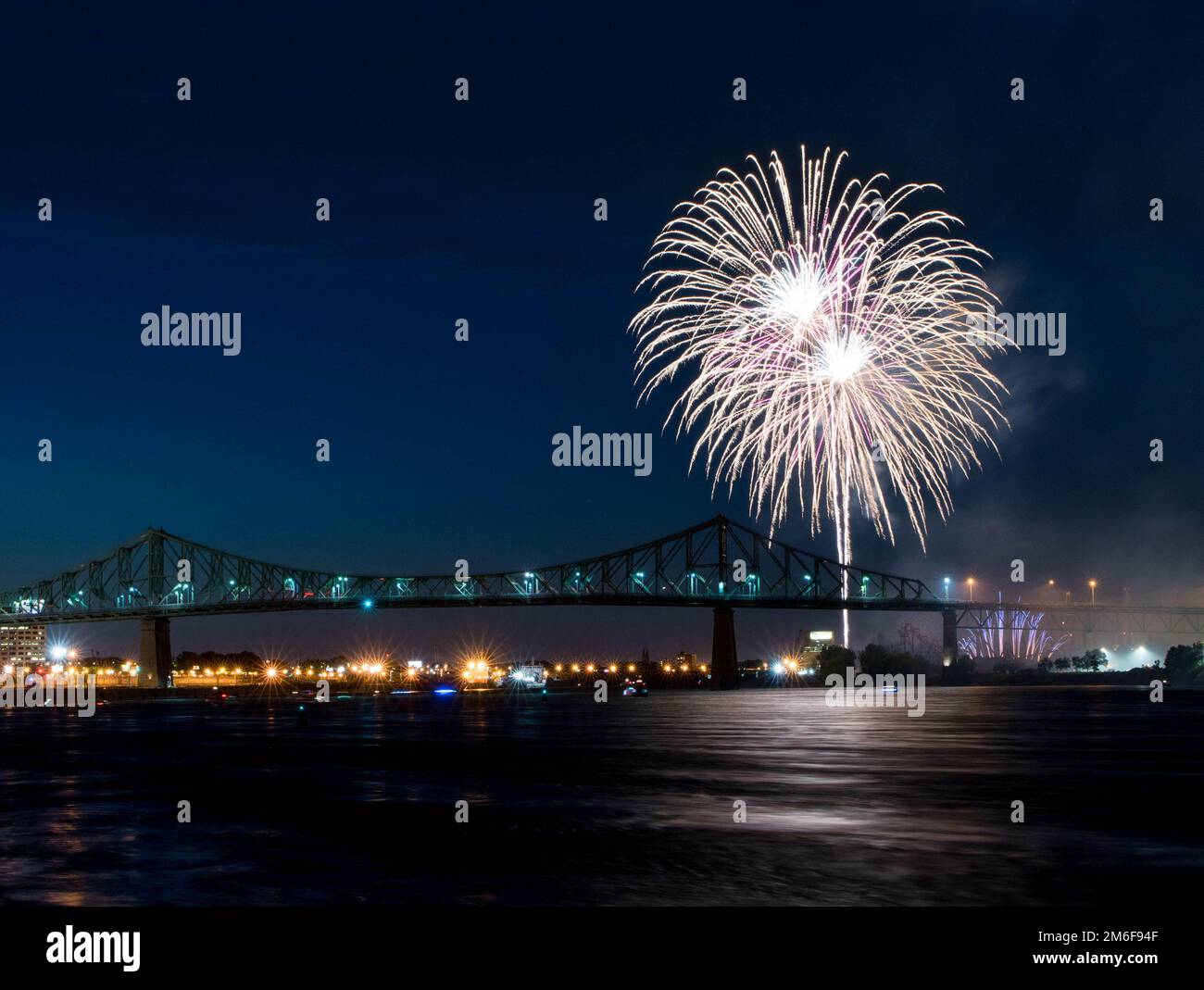 Feuerwerk. Jacques-Cartier Montreal. Feuerwerk mit Reflexionen auf Wasser. Feuerwerk Hintergrund und Platz für Text. Feuerwerk am Himmel. Panorama Feuerwerk Stockfoto