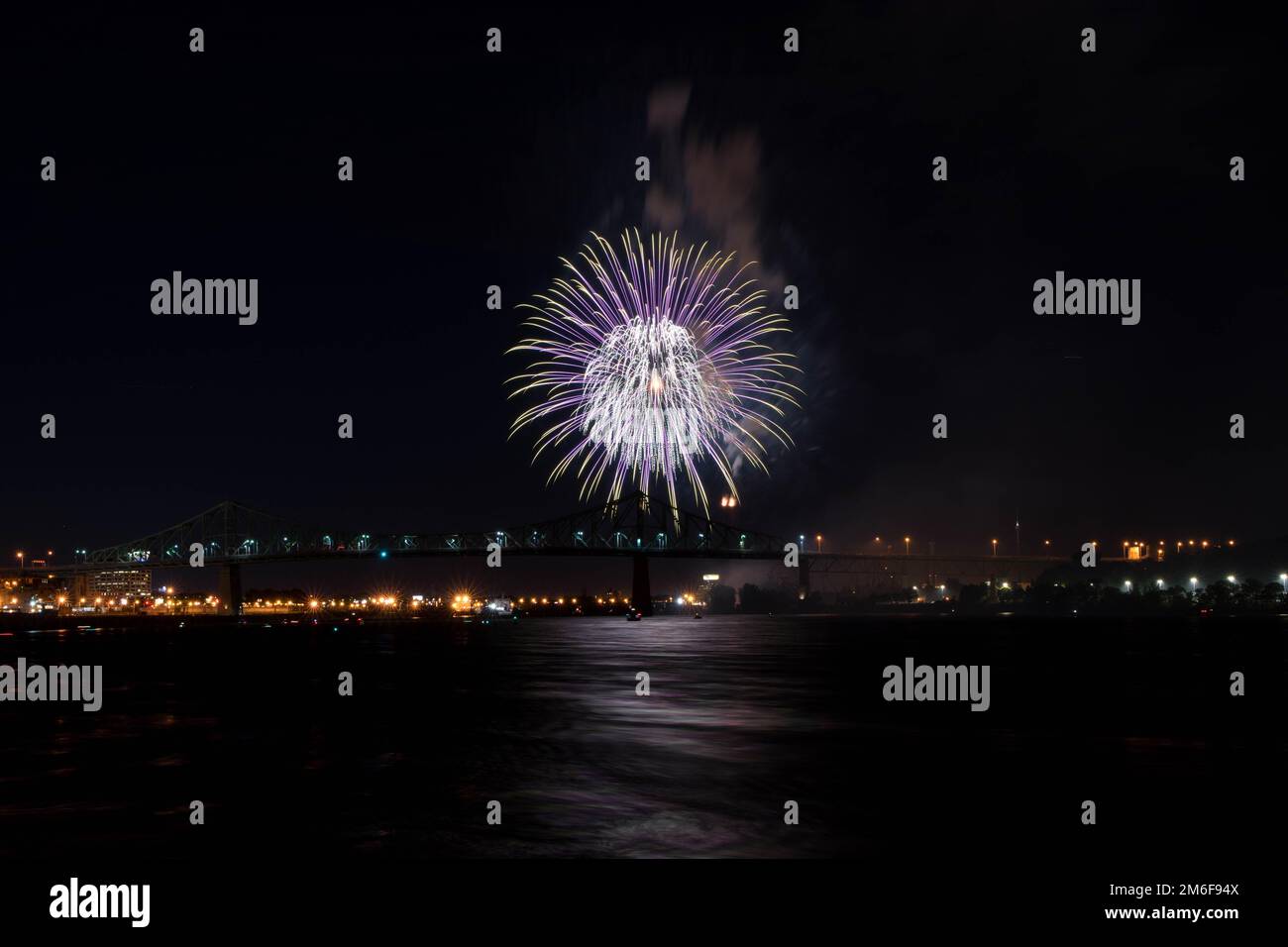Feuerwerk. Jacques-Cartier Montreal. Feuerwerk mit Reflexionen auf Wasser. Feuerwerk Hintergrund und Platz für Text. Feuerwerk am Himmel. Panorama Feuerwerk Stockfoto