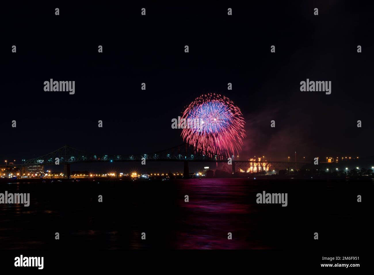 Feuerwerk. Jacques-Cartier Montreal. Feuerwerk mit Reflexionen auf Wasser. Feuerwerk Hintergrund und Platz für Text. Feuerwerk am Himmel. Panorama Feuerwerk Stockfoto