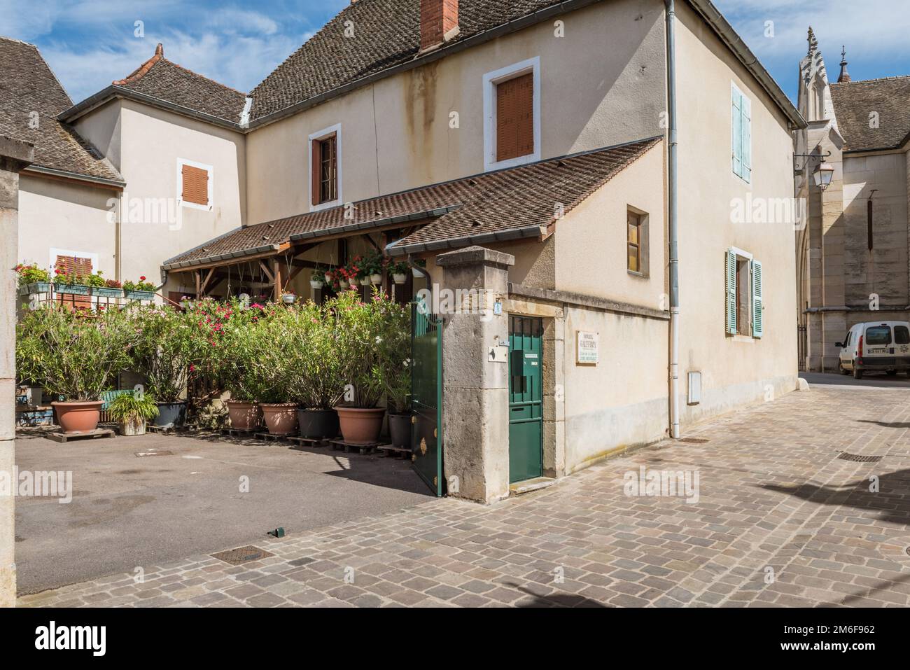 MEURSAULT, BURGUND, FRANKREICH - 9. JULI 2020: Typische Wohnhäuser in Meursault Stockfoto