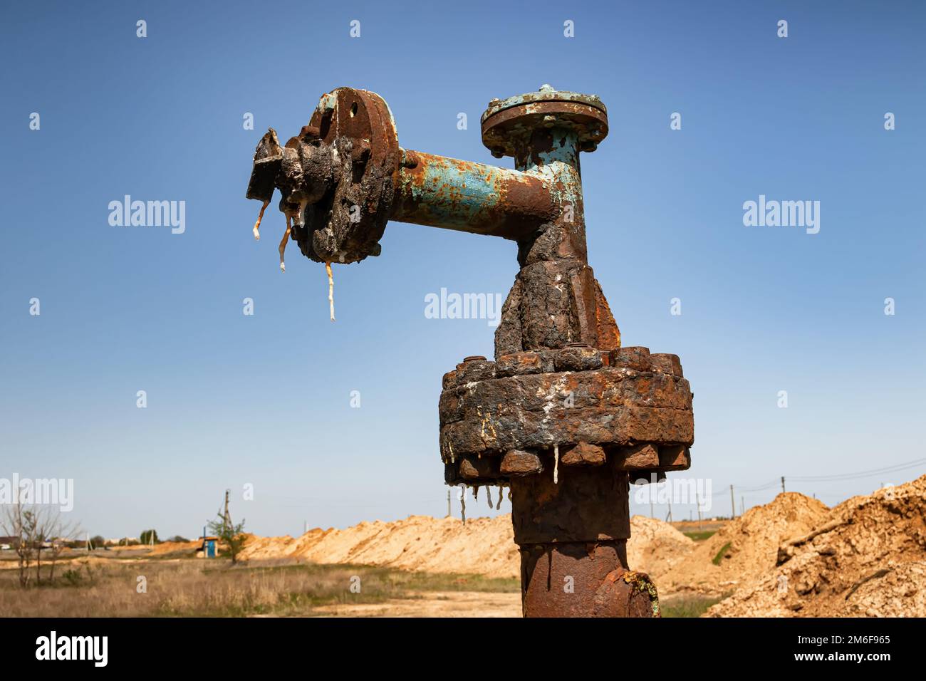 Alte, rostige Geräte in der Salzmühle Stockfoto