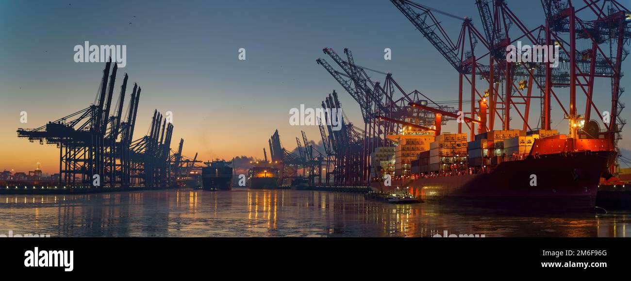 Containerterminal im Hamburger Hafen am Morgen Bei Gefriertemperaturen Stockfoto