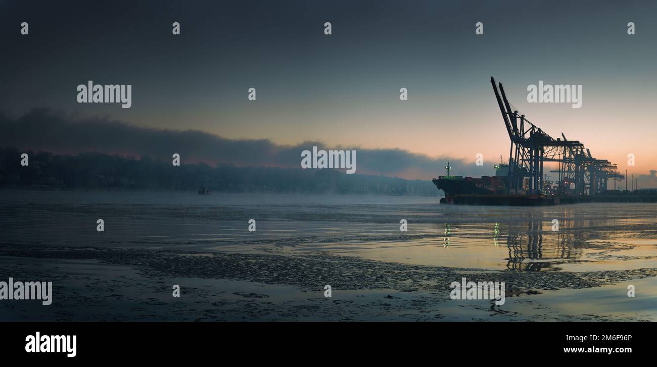 Am frühen Morgen Nebel bei eisigen Temperaturen im Hafen von Hamburg Stockfoto