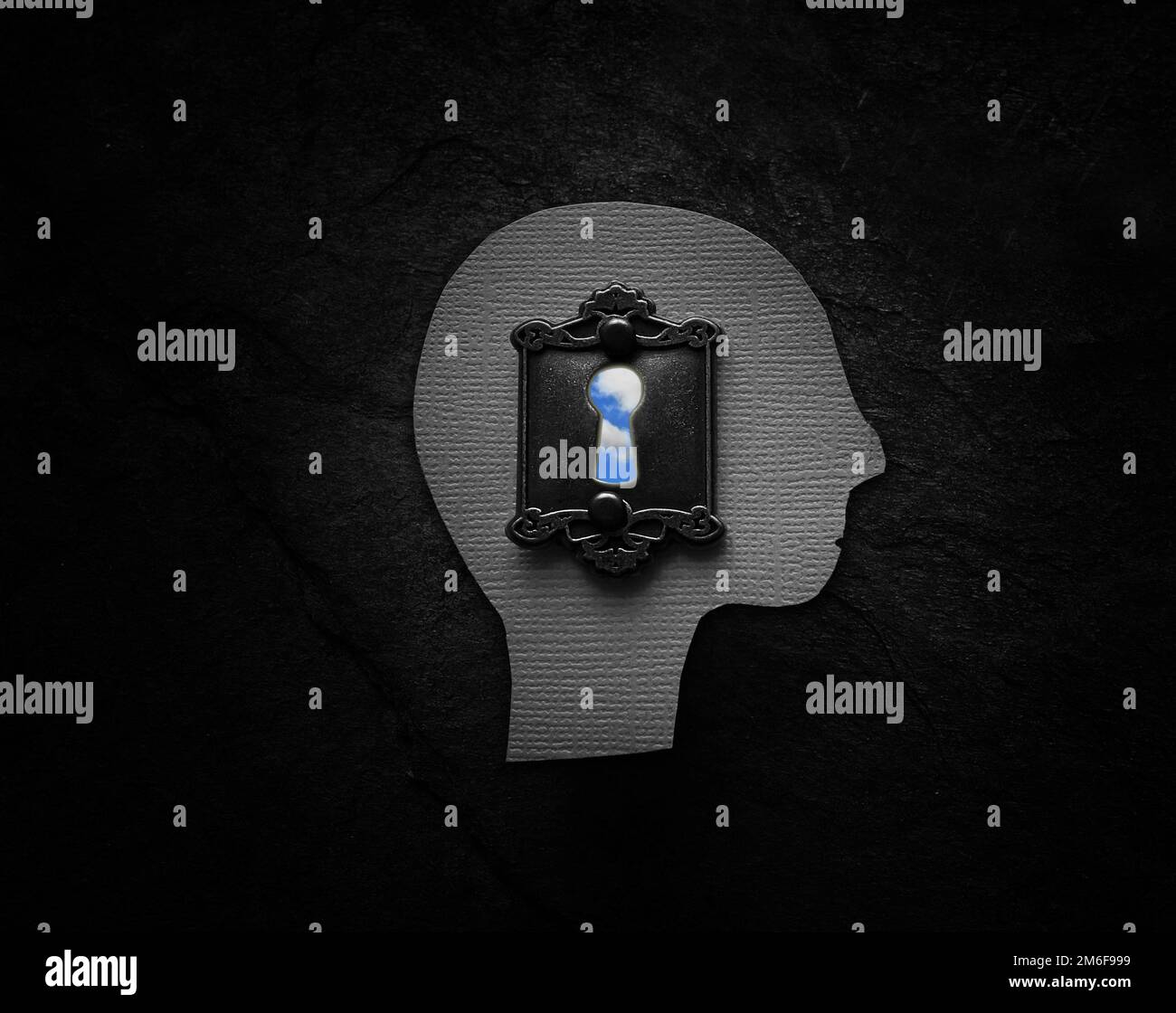 Strukturierte Kopffigur mit Vintage-Schloss und blauem Sky Keyhole Stockfoto