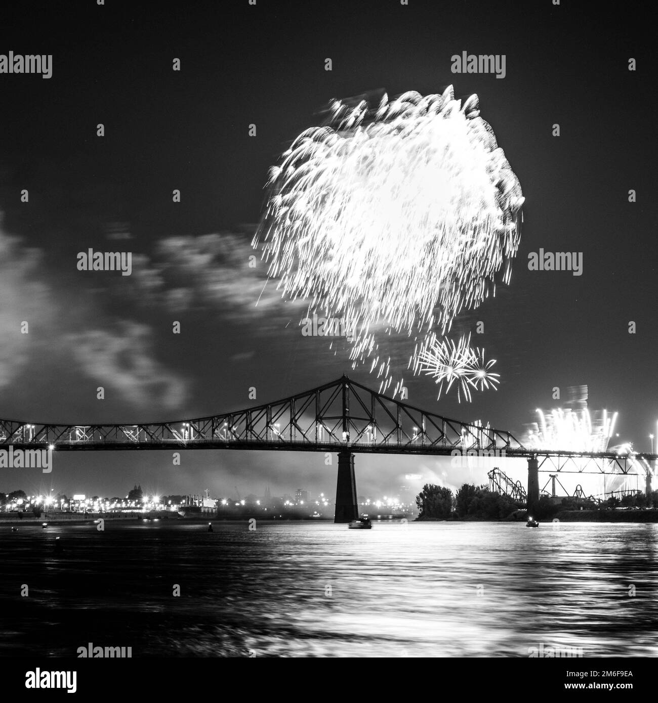 Feuerwerk. Jacques-Cartier Montreal. Feuerwerk mit Reflexionen auf Wasser. Feuerwerk Hintergrund und Platz für Text. Feuerwerk am Himmel. Panorama Feuerwerk Stockfoto