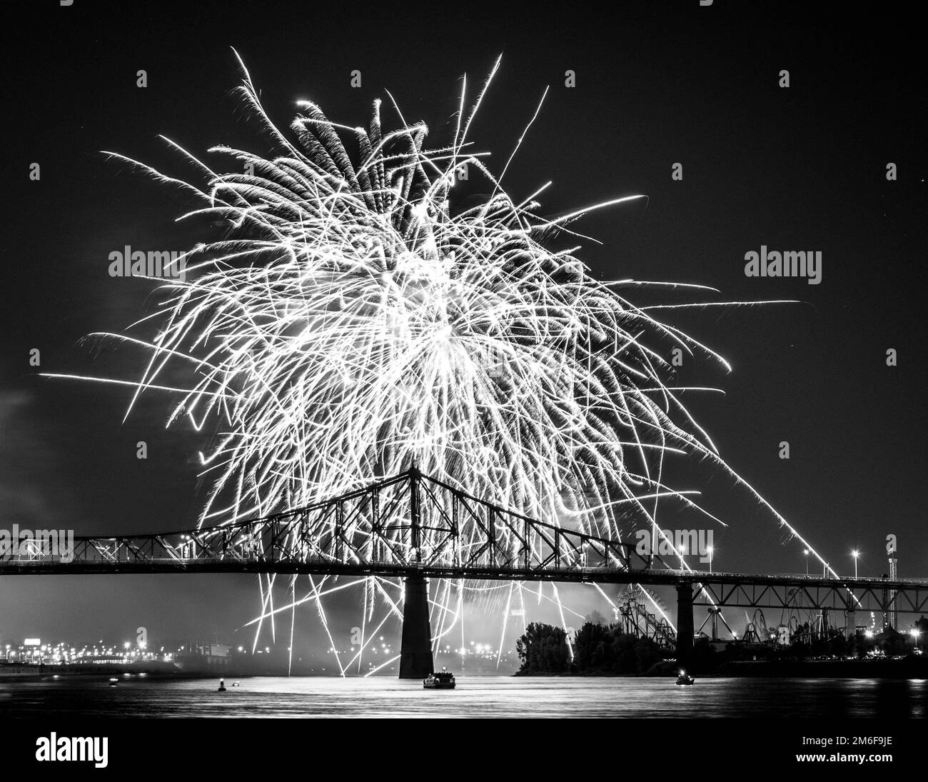 Feuerwerk. Jacques-Cartier Montreal. Feuerwerk mit Reflexionen auf Wasser. Feuerwerk Hintergrund und Platz für Text. Feuerwerk am Himmel. Panorama Feuerwerk Stockfoto
