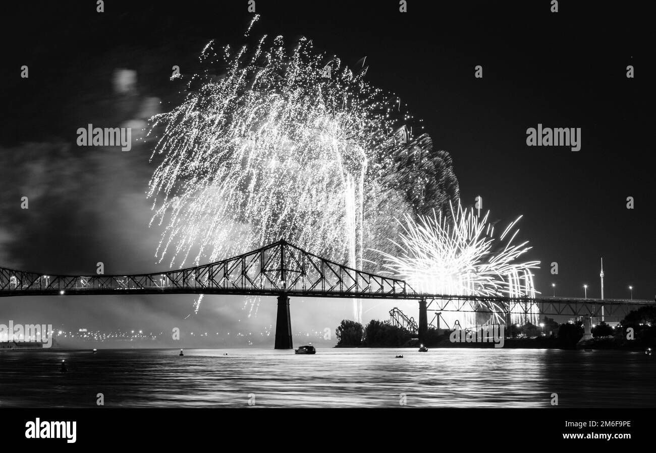 Feuerwerk. Jacques-Cartier Montreal. Feuerwerk mit Reflexionen auf Wasser. Feuerwerk Hintergrund und Platz für Text. Feuerwerk am Himmel. Panorama Feuerwerk Stockfoto