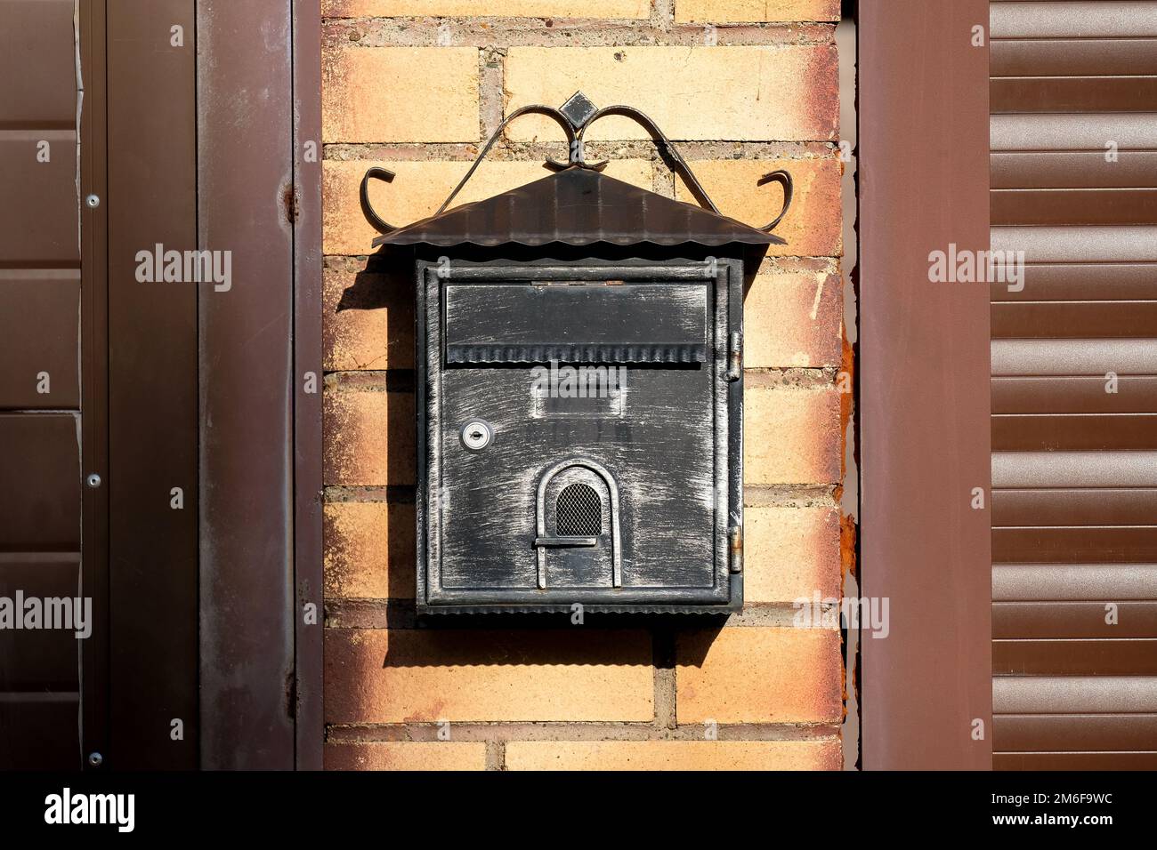 Briefkasten der Schwarzen Straße. Schöne Schachtel für Briefe und Zeitungen Stockfoto