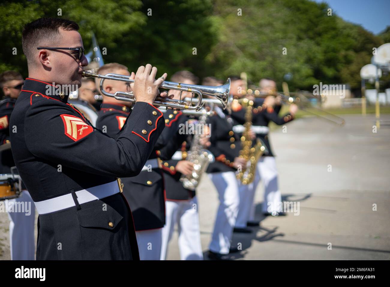 Die U.S. Marines mit der Marine Forces Reserve Band (MFR) traten am 27. April 2022 mit einem Grundschüler in Norfolk, Virginia auf. Die MFR Band, Musikprofis, die Werte des Marine Corps verkörpern, reiste nach Norfolk, um beim Virginia International Tattoo (VIT) 2022 aufzutreten. MFR Band nutzte die Gelegenheit, an verschiedenen Grundschulen aufzutreten, um die Fähigkeiten der Band hervorzuheben. BLASBAND, MARFORRES, Marines, Reserven, Schule, Stockfoto