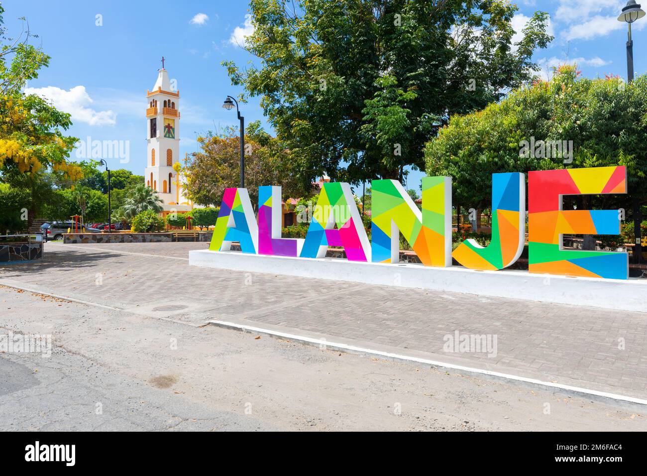 Panama Alanje, Begrüßungsschild und Glockenturm der Gemeinde Santiago Stockfoto