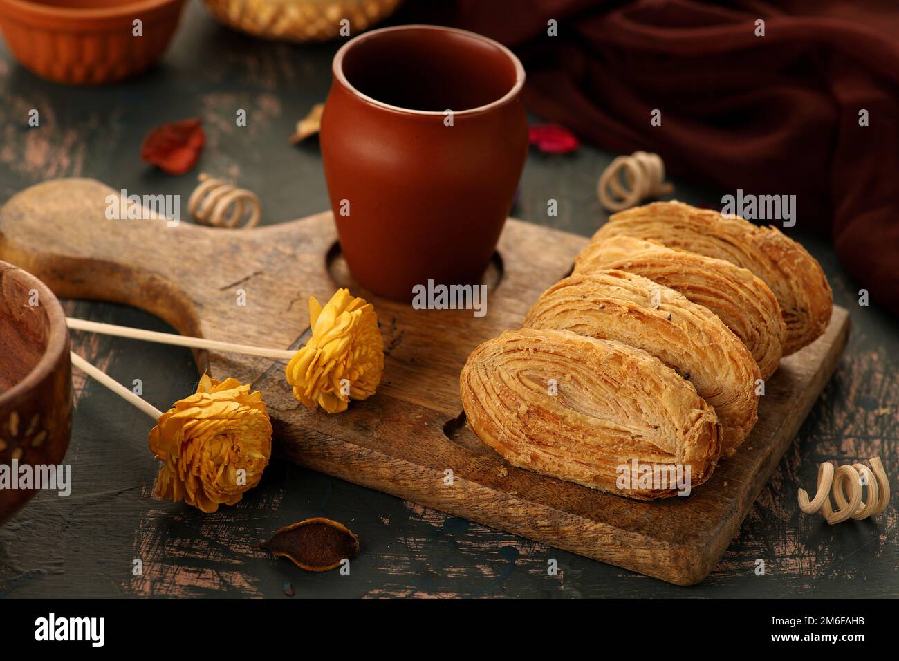 Bäckerei Fain Puff oder Khari mit Ajwain und Mehl - Indischer Gebackener Snack Stockfoto