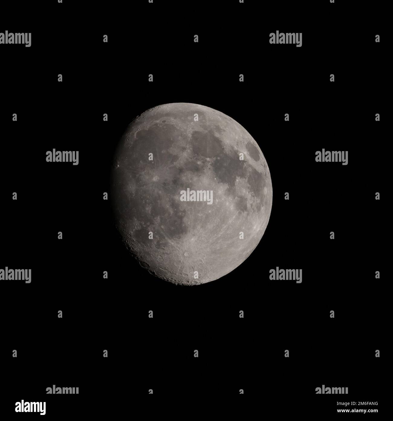 Der schwindende Gibbous Moon im März 2020 zeigt Krater Stockfoto