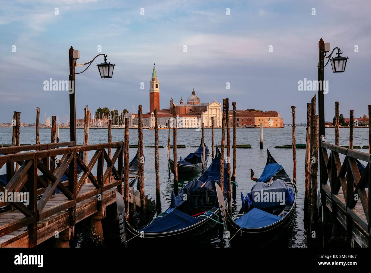 Gondeln auf der Piazza San Marco bei Sonnenuntergang - wunderschöne und ruhige, leere Aussicht - Venedig, Italien Stockfoto