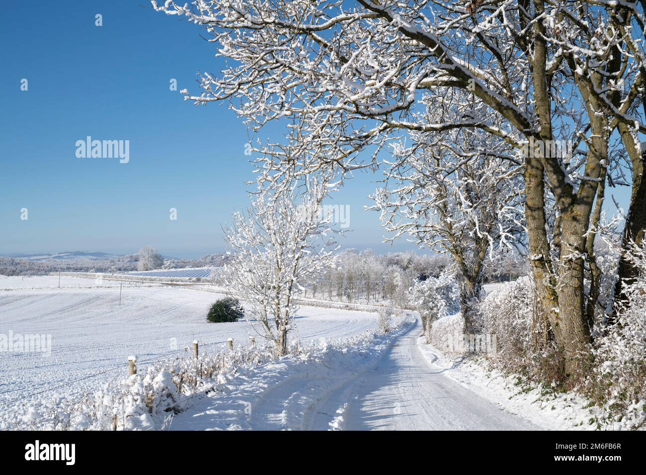 Schneebedeckte Landstraße im dezember. Snowshill, Cotswolds, Gloucestershire, England Stockfoto