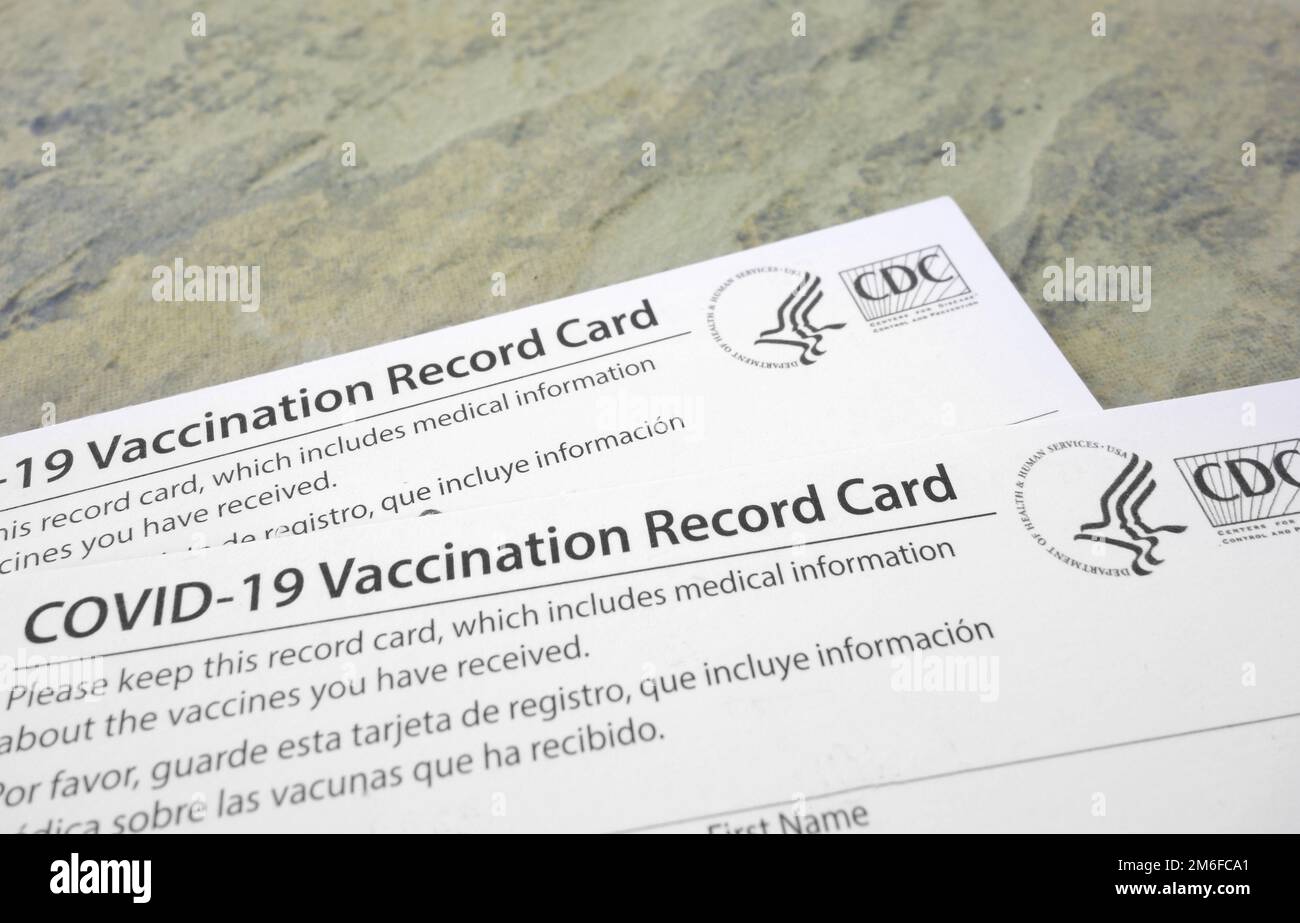 COVID-19 Impf Record Cards, ausgestellt von der CDC der Vereinigten Staaten, um anzuzeigen, dass eine Einzelperson geimpft wurde Stockfoto