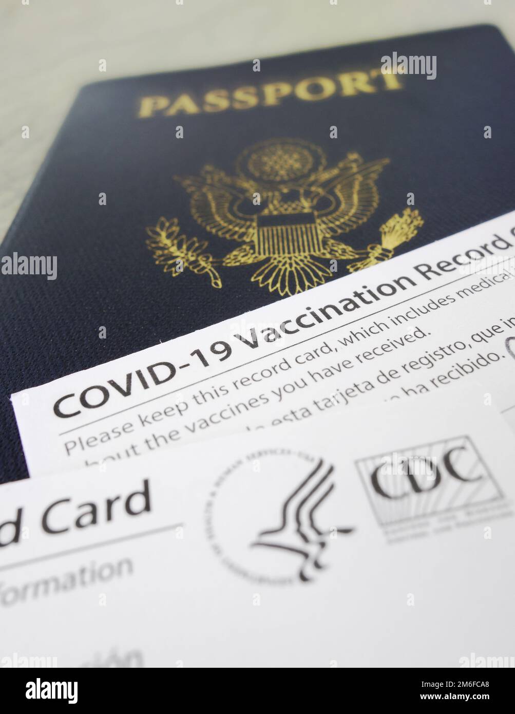 US-Pass mit COVID-19-Impfkartenkarten, ausgestellt von der US-amerikanischen CDC, um anzuzeigen, dass eine Einzelperson geimpft wurde Stockfoto