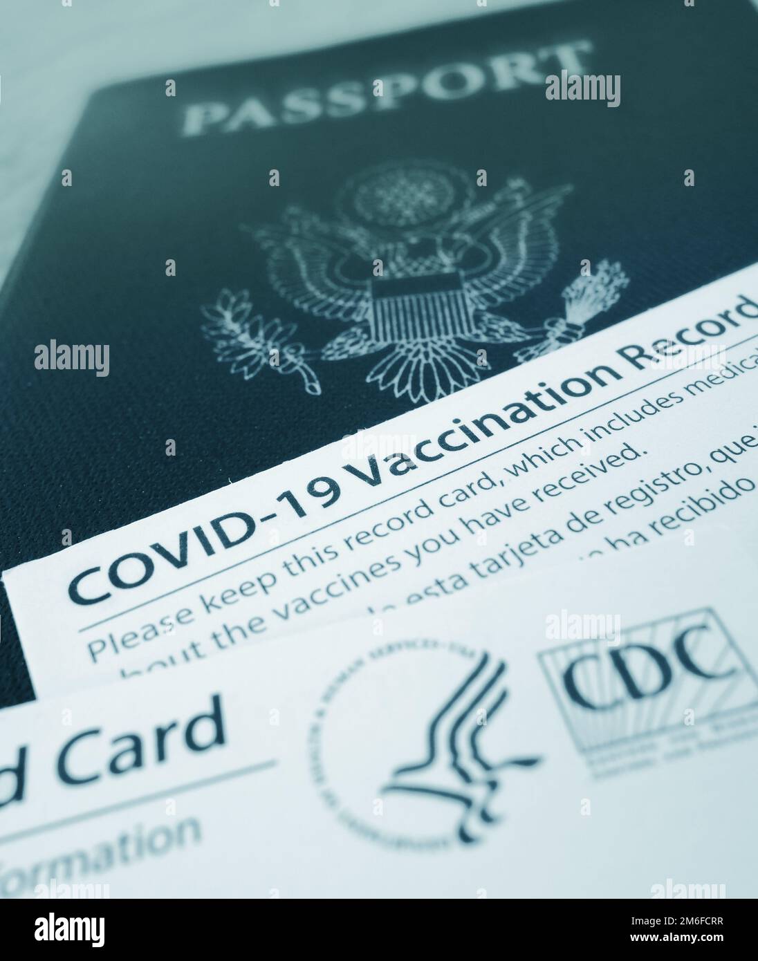 US-Pass mit COVID-19-Impfkartenkarten, ausgestellt von der US-amerikanischen CDC, um anzuzeigen, dass eine Einzelperson geimpft wurde Stockfoto