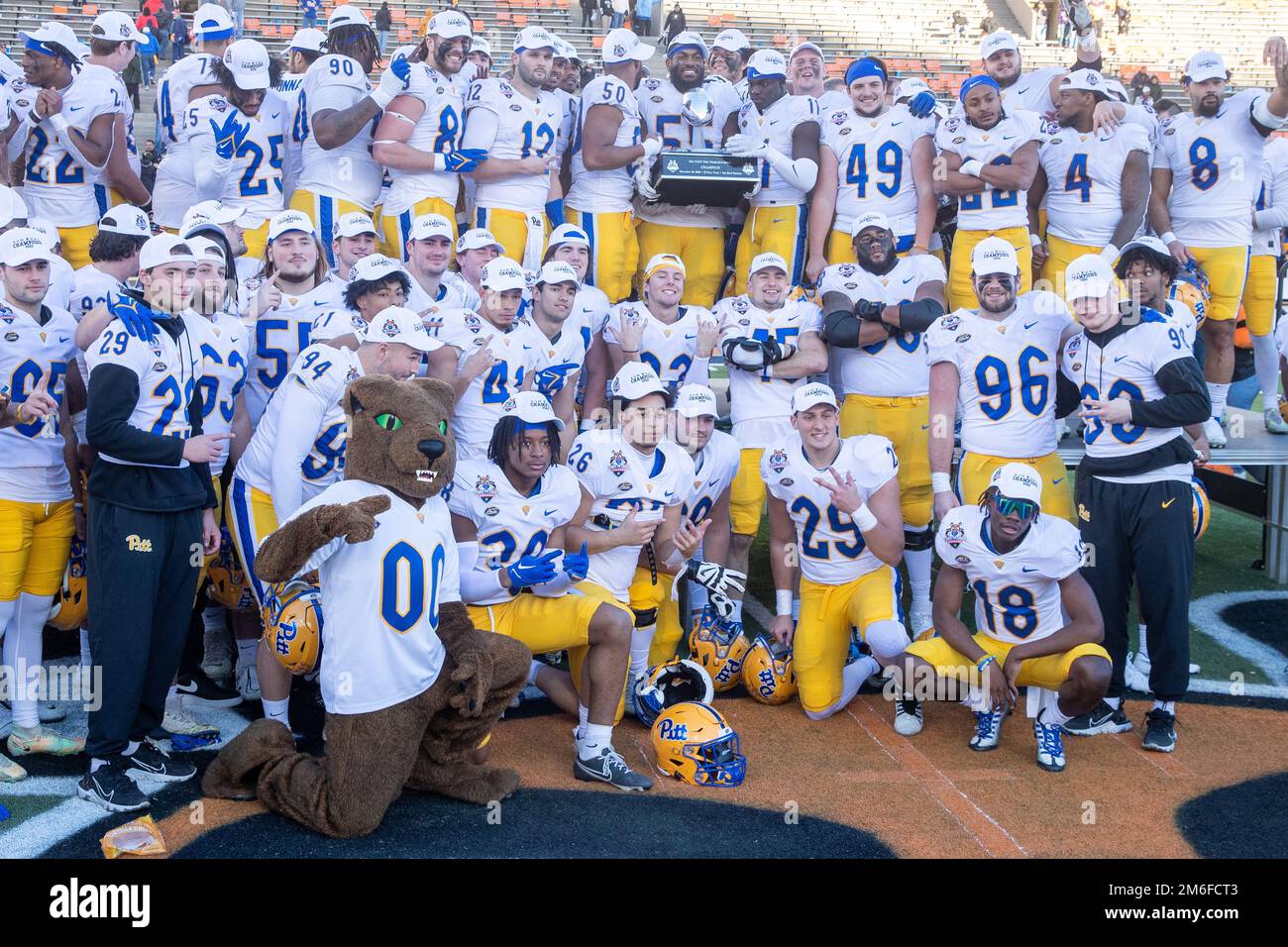 Pittsburgh Panthers feiern den Sieg bei der Trophäenzeremonie nach dem Tony the Tiger Sun Bowl 2022 zwischen den UCLA Bruins und den Pitt Panthers i. Stockfoto