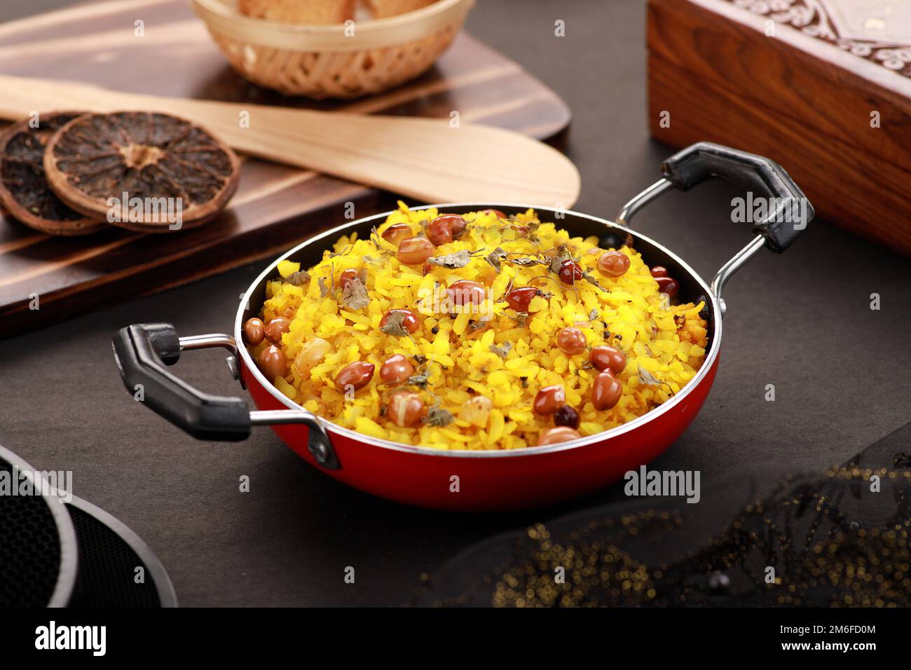Indisches Essen Poha mit Erdnüssen im Wok Stockfoto