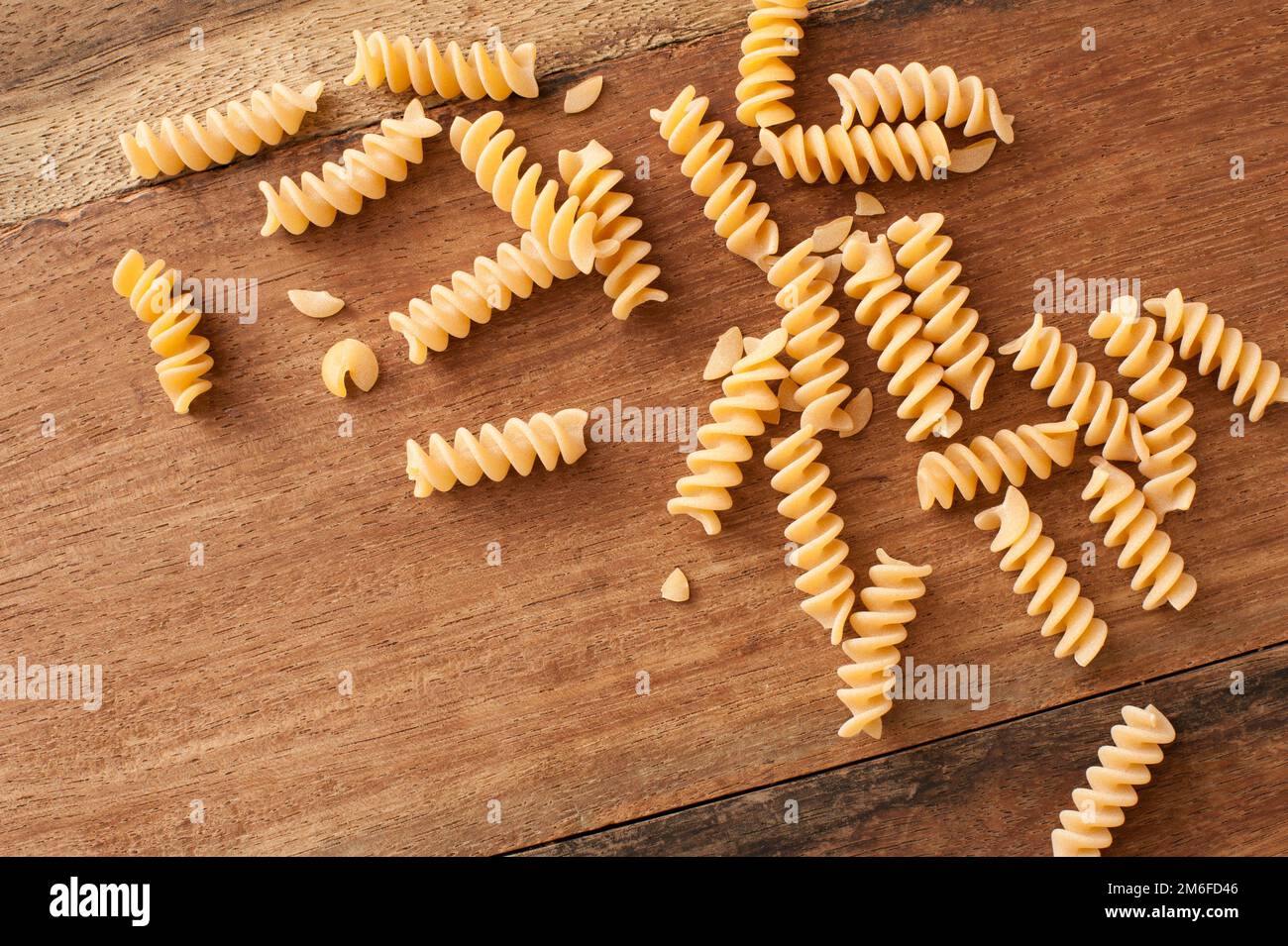 Nahaufnahme roher Fusilli-Nudeln aus großer Entfernung Stockfoto