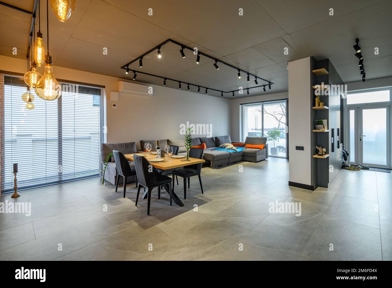 Modernes großes luxuriöses Studio-Apartment mit Esstisch Stockfoto