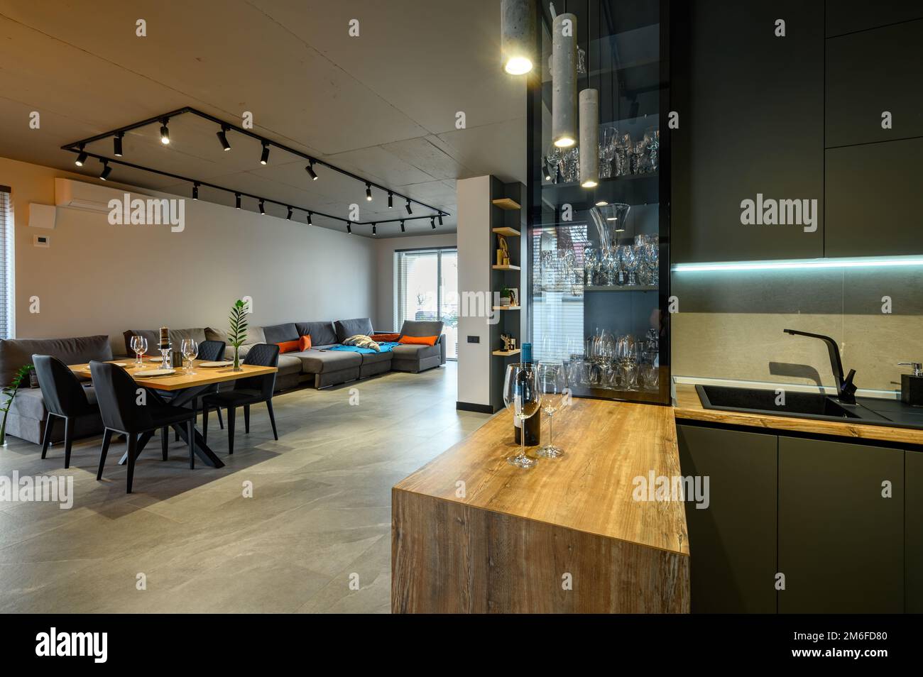 Modernes großes luxuriöses Studio-Apartment mit Esstisch Stockfoto