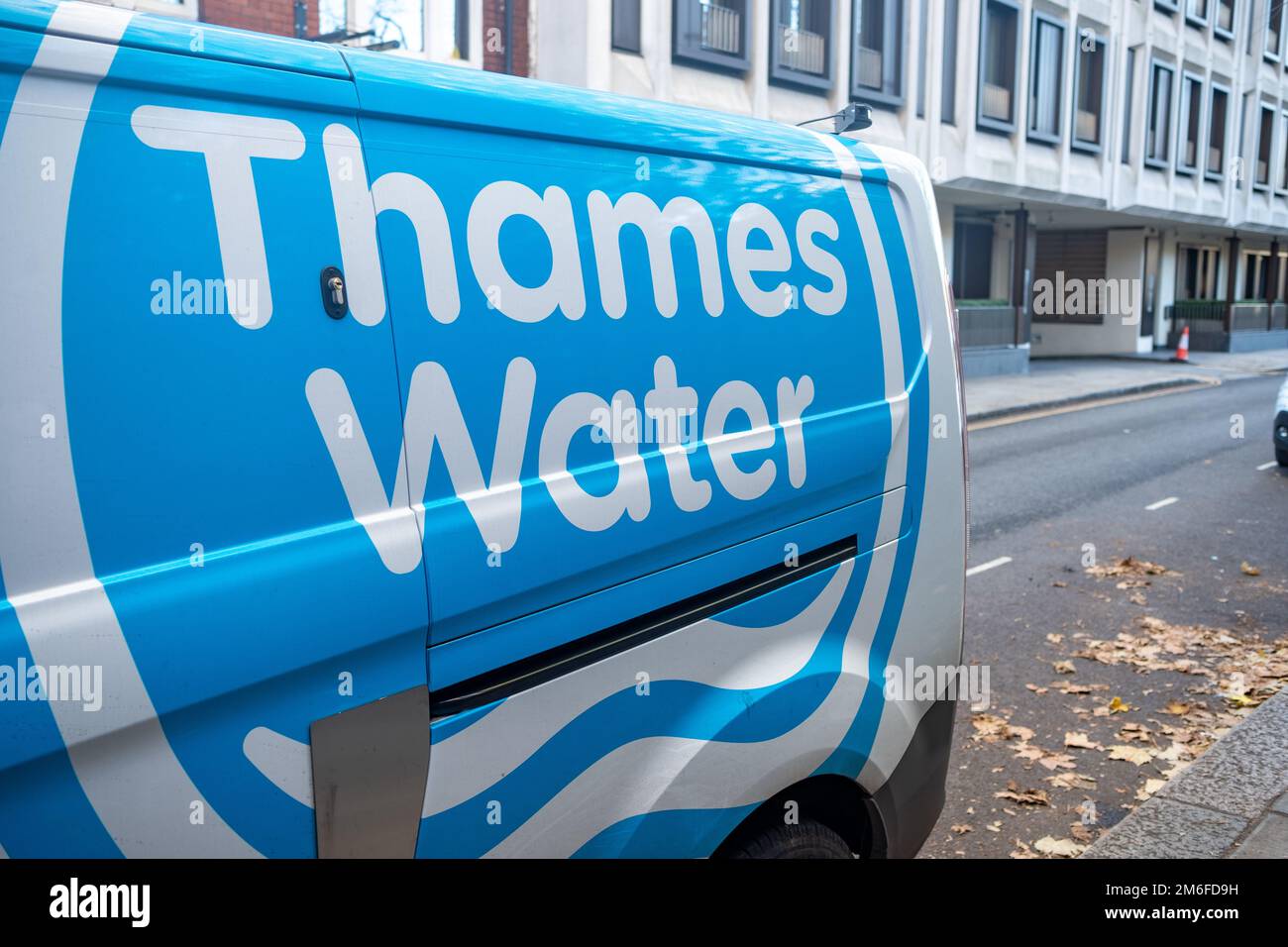 London - Dezember 2022: Thames Water Vehicle in Central London Street - britisches Wasser- und Abwasserunternehmen Stockfoto