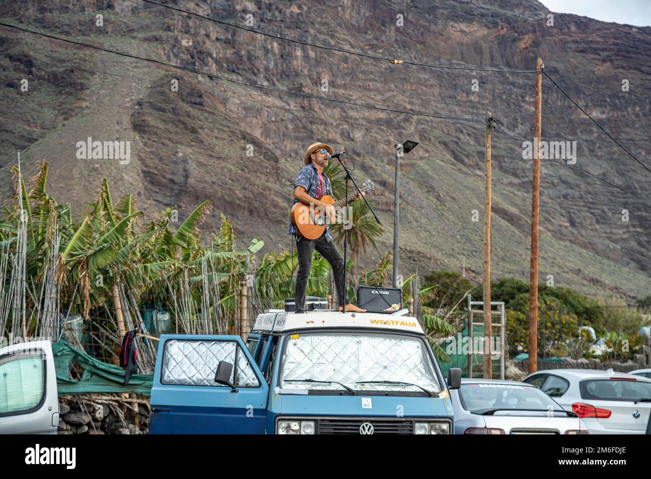 Strassenmusiker auf Autodach, Valle Gran Rey, La Gomera, Kanarische Inseln, Spanien | Straßenmusiker in seinem Auto, Valle Gran Rey, La Gomera, Kanary I. Stockfoto