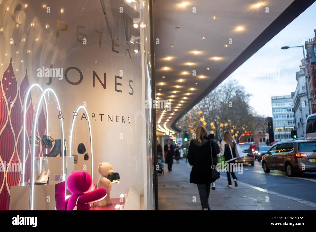 Dezember 2022: Peter Jones Kaufhaus an der Sloane Square Kings Road in Chelsea - im Besitz von John Lewis Stockfoto