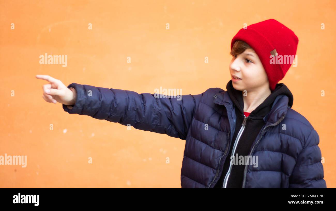 Blonde junge rot Schnee Hut Porträt mit orangenen Hintergrund Stockfoto