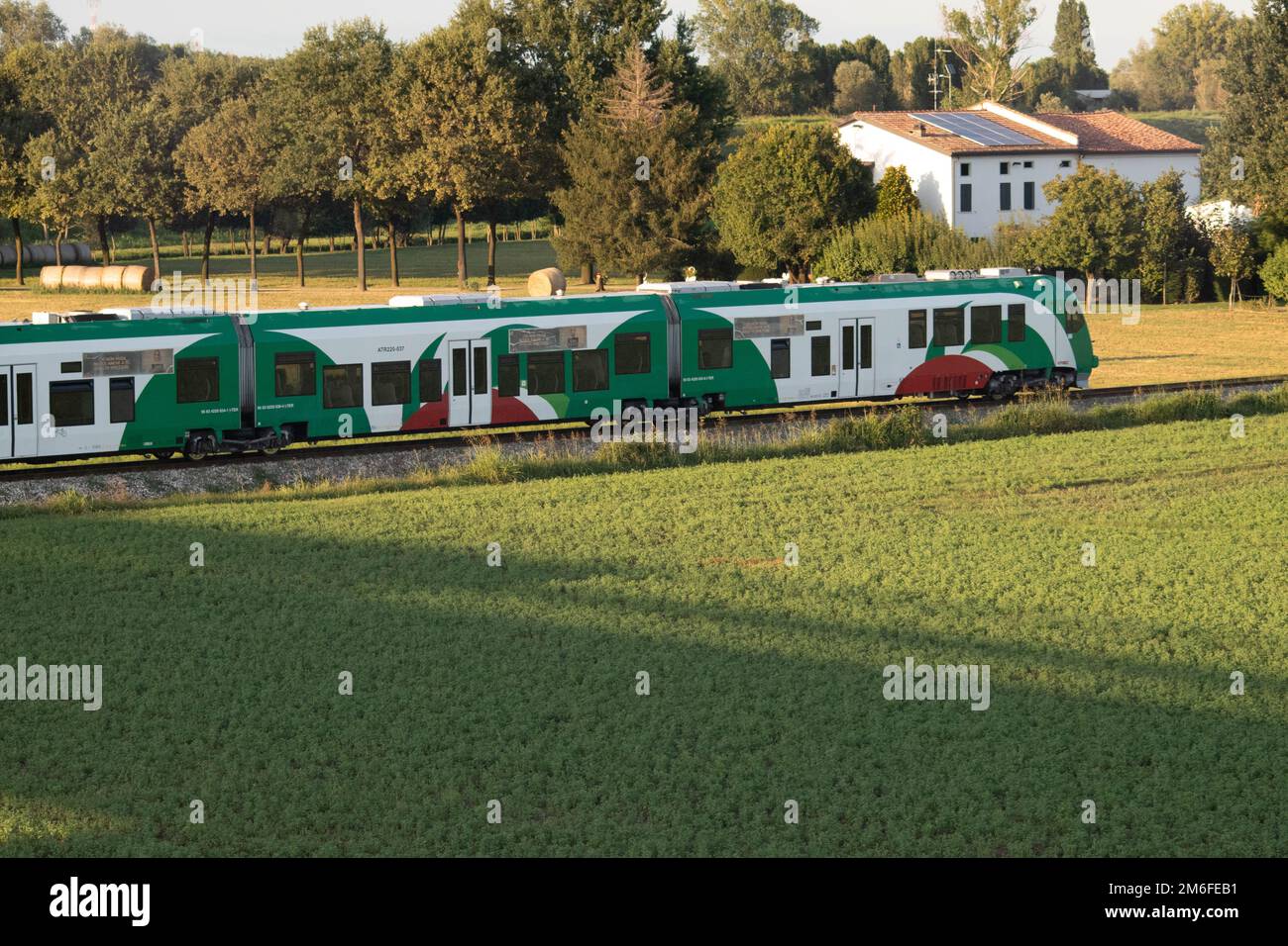 Blick auf den Regionalzug Luzzara Parma, Italien Stockfoto