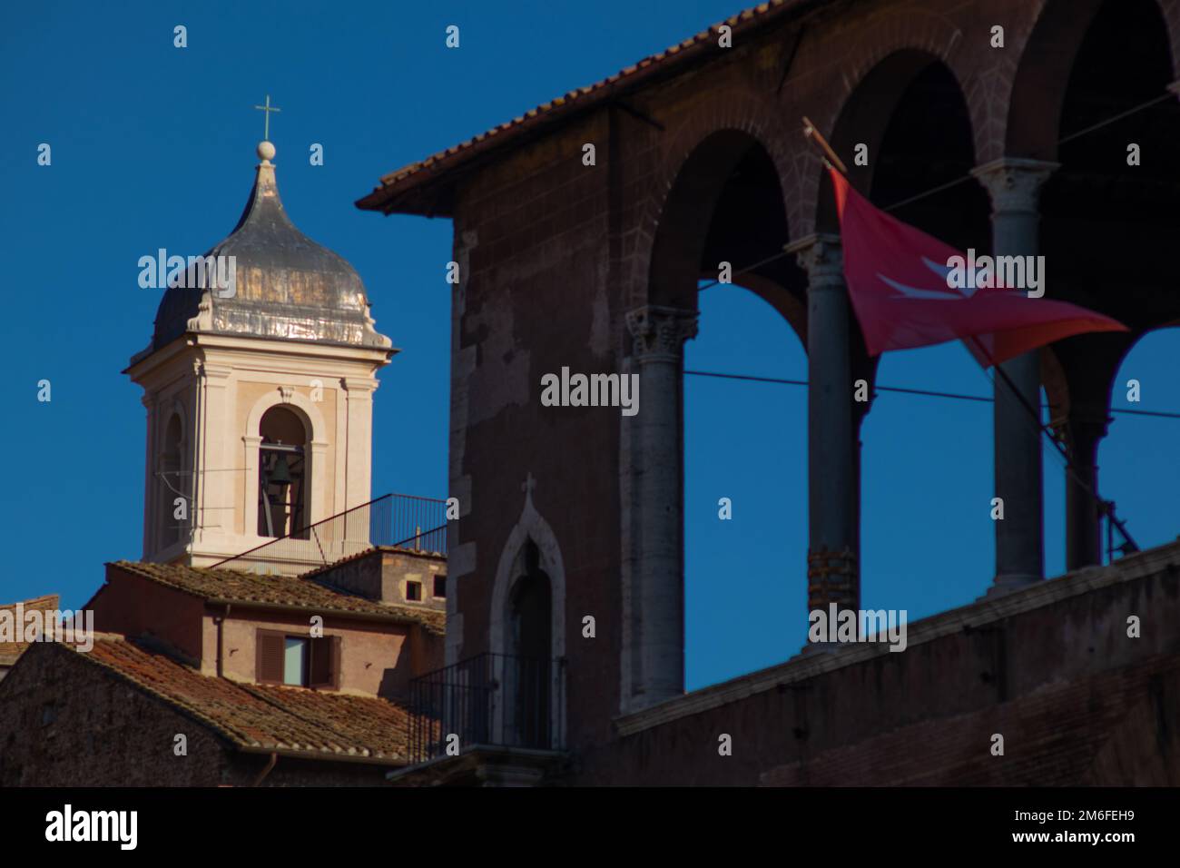 Die Kirche San Giovanni Battista dei Cavalieri di Rodi und der Glockenturm Ordinariato Militare per l'Italia. Rom, Italien Stockfoto