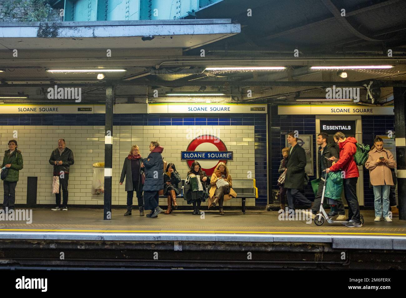 London - Dezember 2022: Sloane Square U-Bahn-Station, District und Circle Line Station in der gehobenen Gegend von Chelsea und Kensington Stockfoto