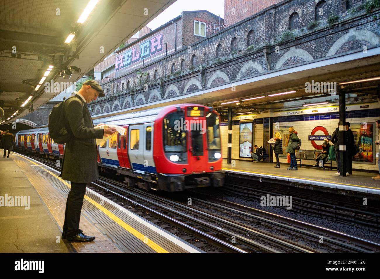 London - Dezember 2022: Sloane Square U-Bahn-Station, District und Circle Line Station in der gehobenen Gegend von Chelsea und Kensington Stockfoto