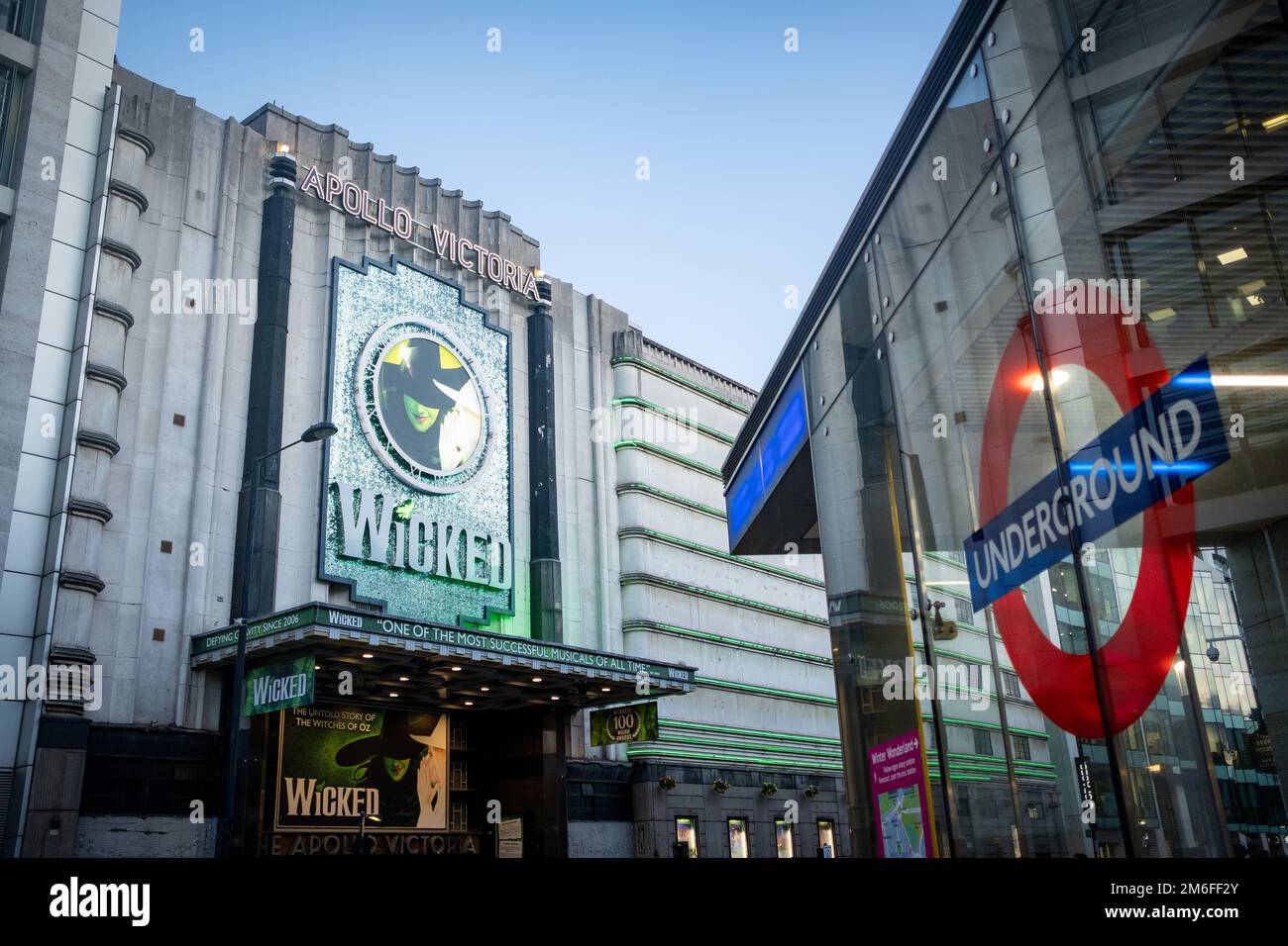 LONDON-: Das Apollo Victoria Theatre mit der lang laufenden Show "Wicked", die sich vor der Victoria Station befindet Stockfoto