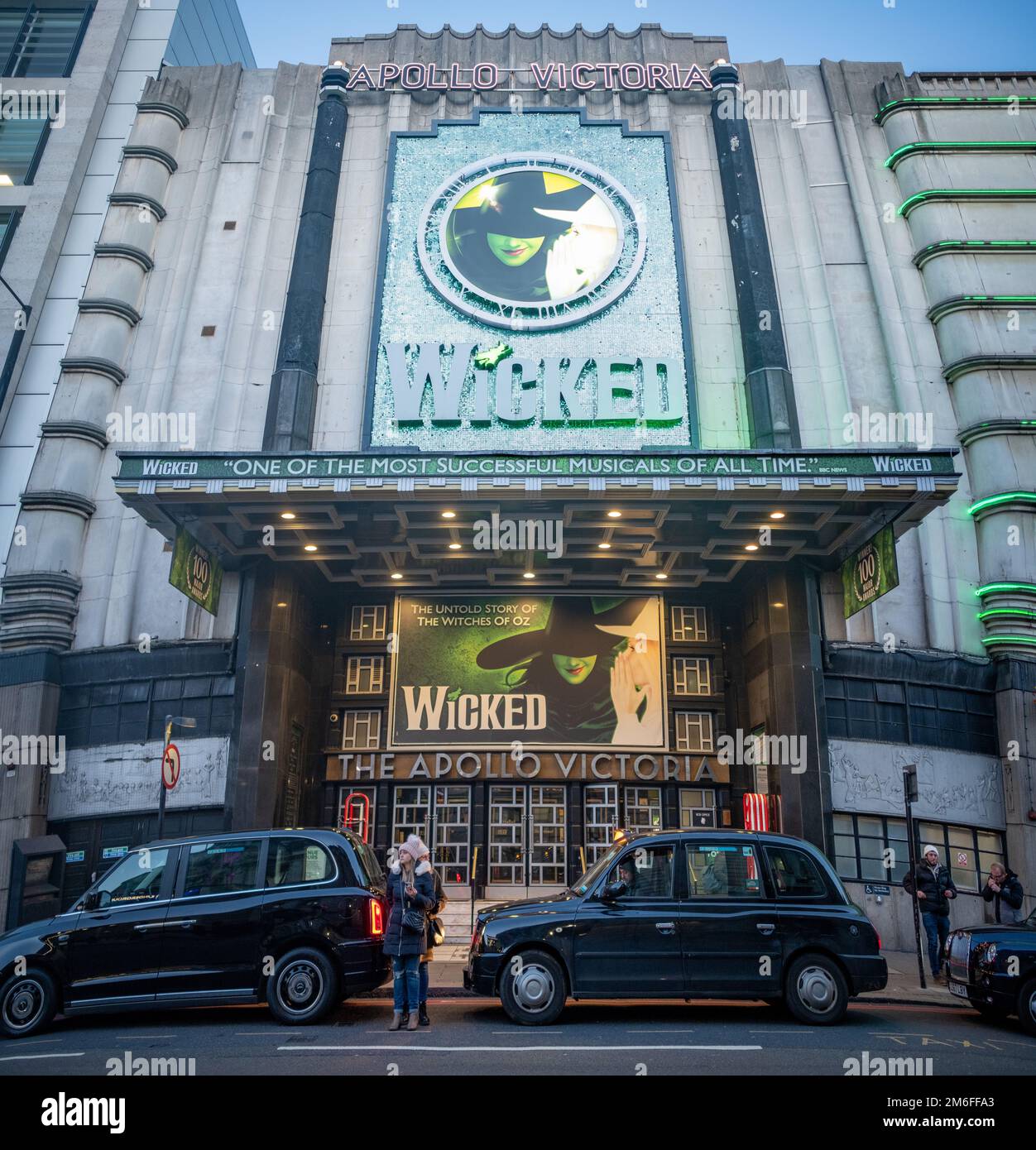 LONDON-: Das Apollo Victoria Theatre mit der lang laufenden Show "Wicked", die sich vor der Victoria Station befindet Stockfoto