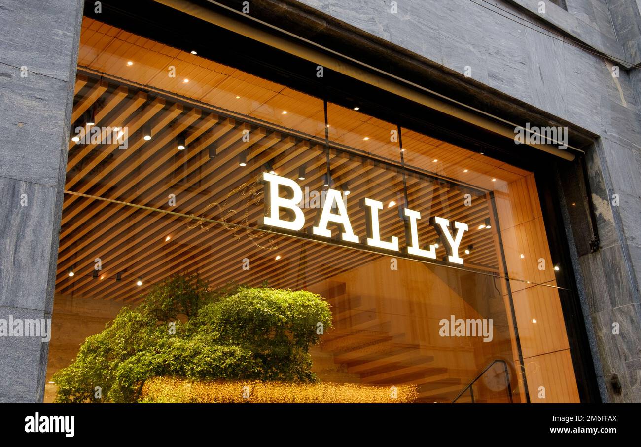 Bally Markenlogo in einem Fenster in Mailand, Italien Stockfoto