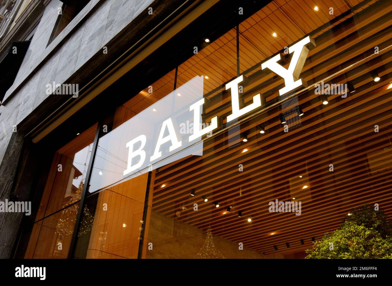 Bally Markenlogo in einem Fenster in Mailand, Italien Stockfoto
